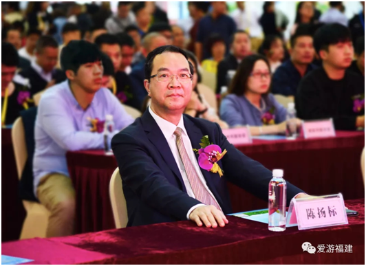 陈扬标(左二)开幕式巡馆福建旅游生活展是落实省委于伟国书记提出的